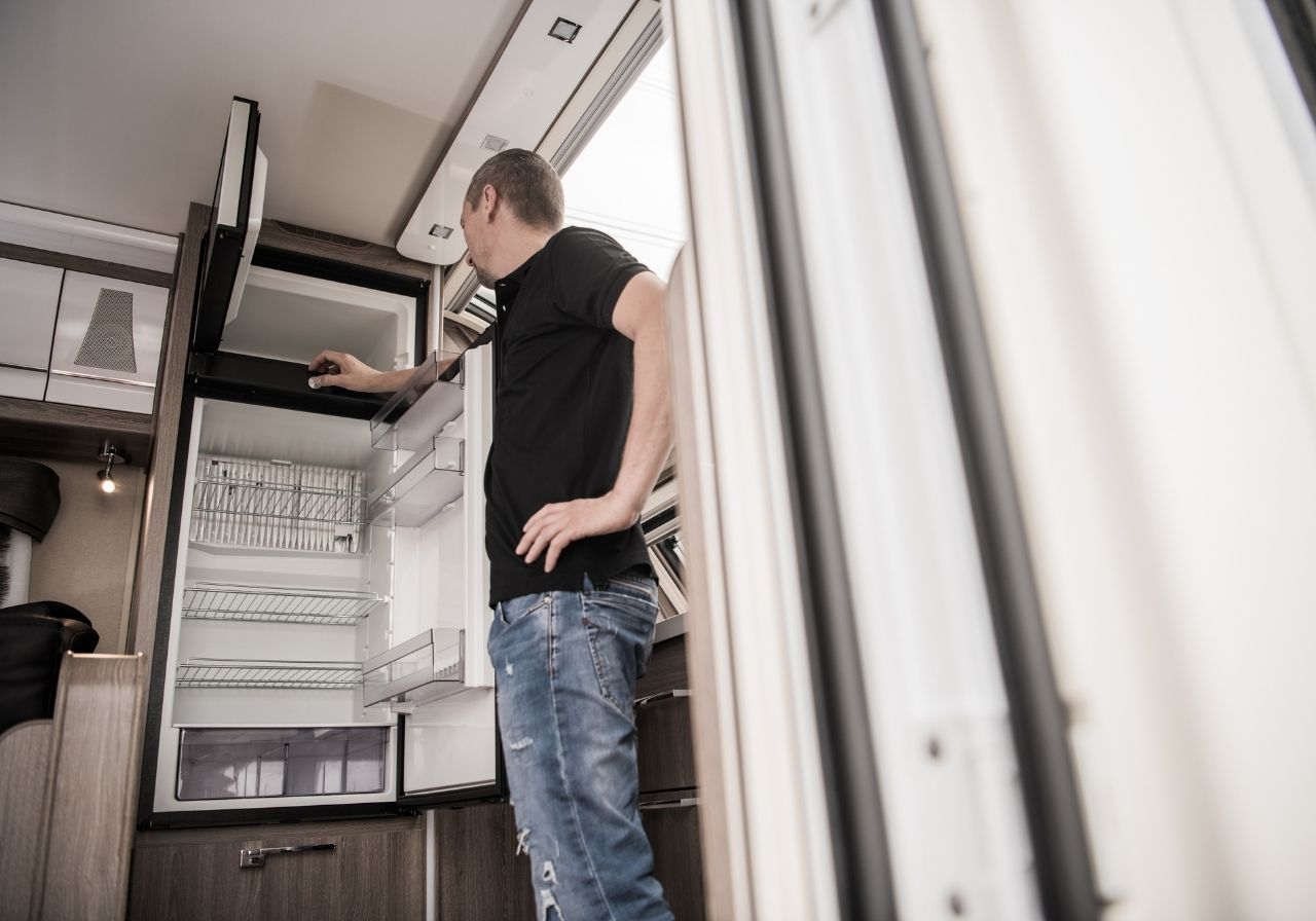 Mobile RV appliance repair tech ready for service at Nashville driveway